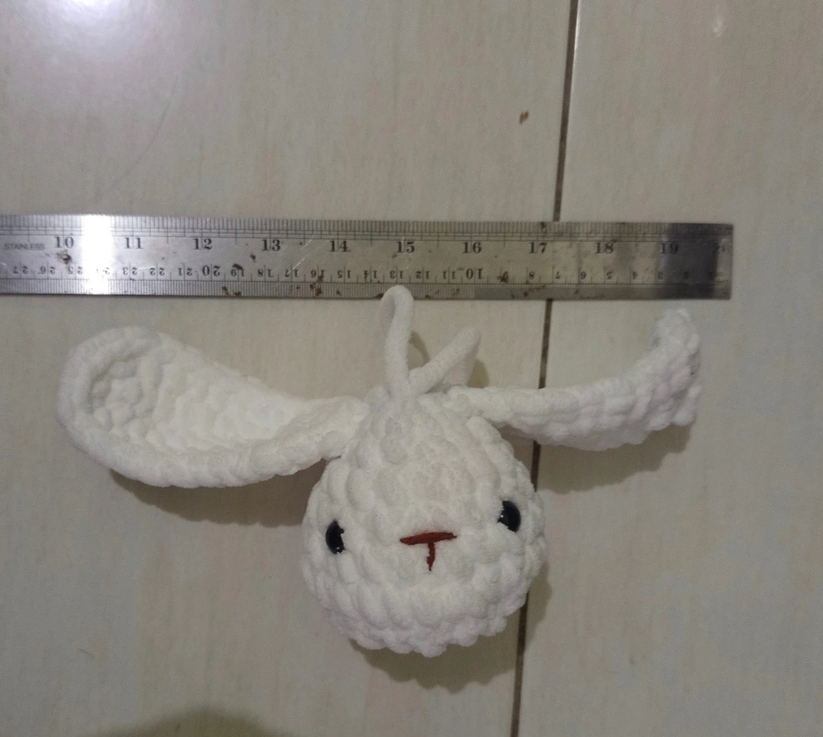 Perbandingan ukuran gantungan rajutan kelinci 25cm dengan telapak tangan