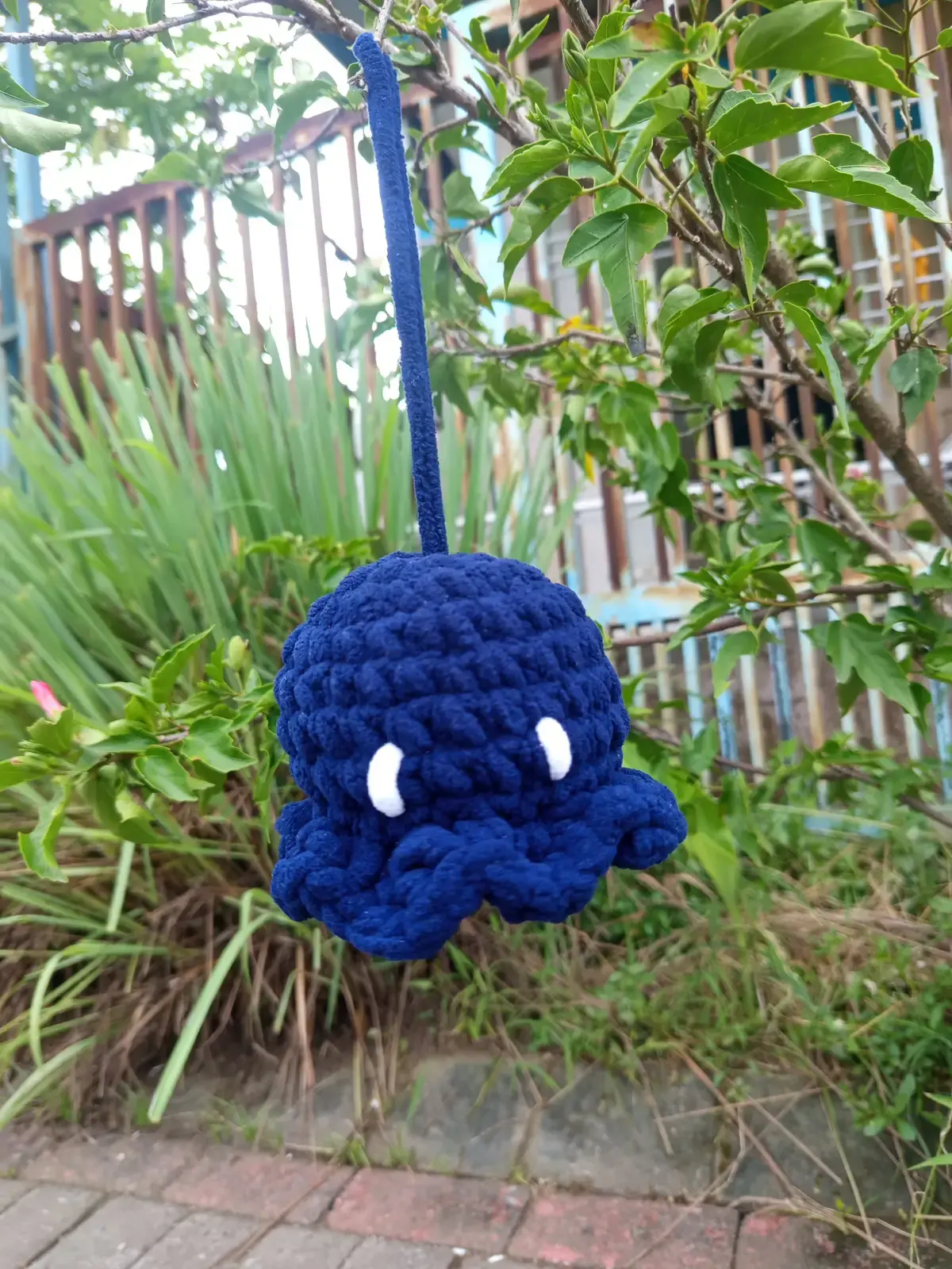 Gantungan rajutan octopus tampak samping