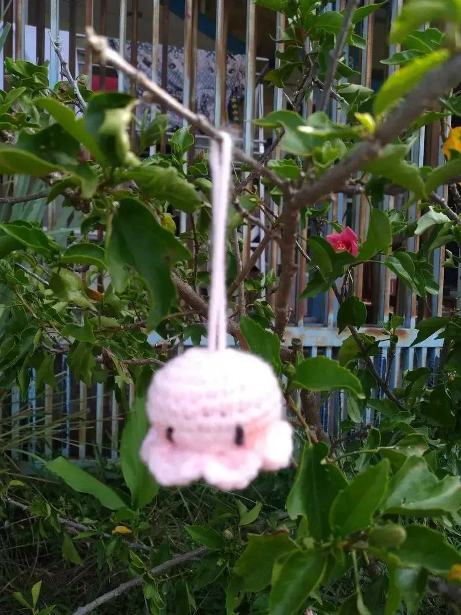 Gurita pink crochet gantungan