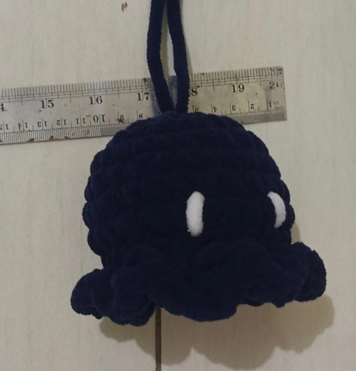 Perbandingan ukuran gantungan rajutan octopus 12cm dengan telapak tangan