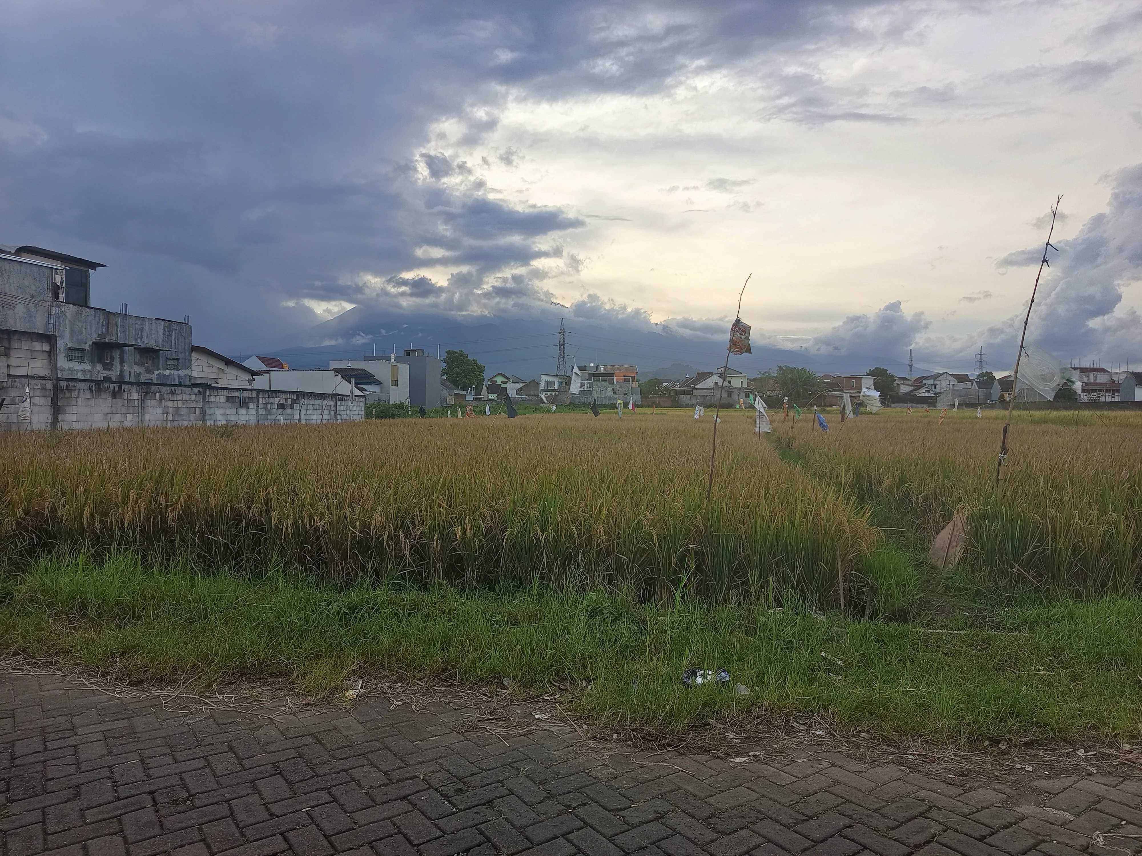 view gerbang perum Bale Bale sekitar lokasi tanah strategis Malang Kota