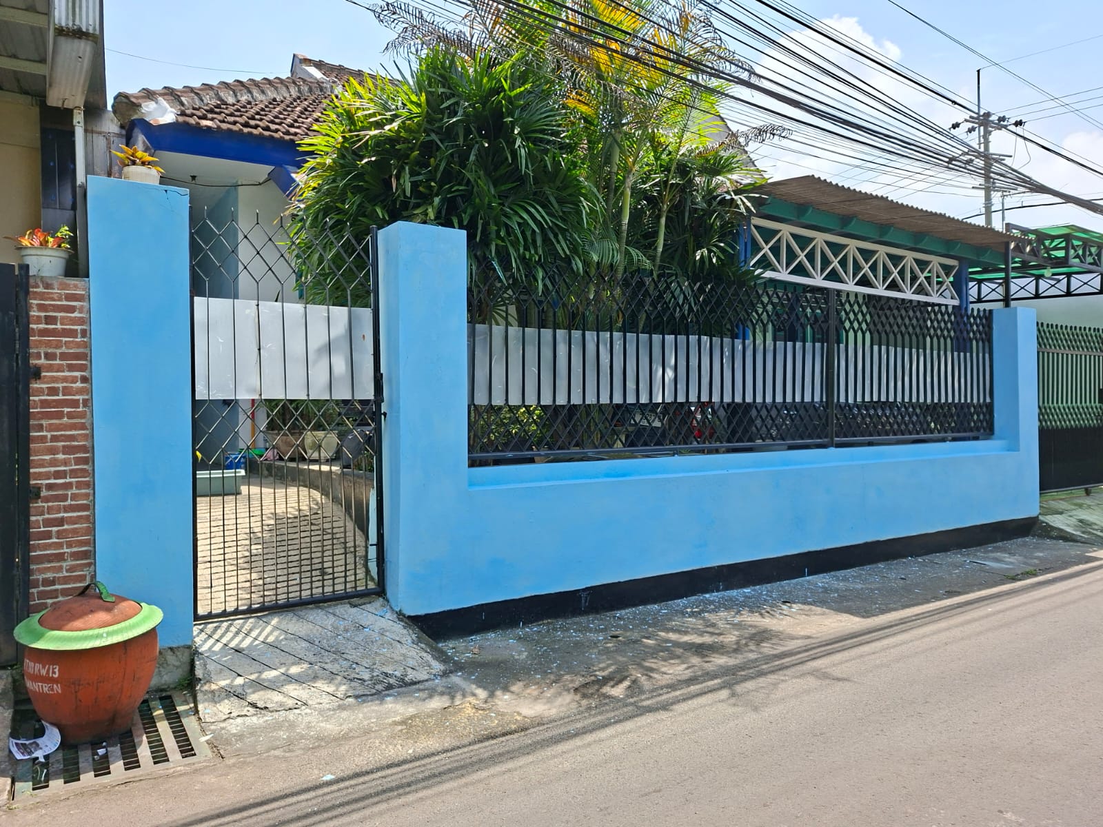 Tampak depan kiri rumah 4 kamar di Sukun Malang